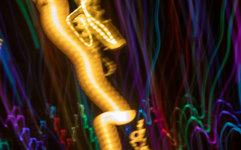 a blurry photo of a street light